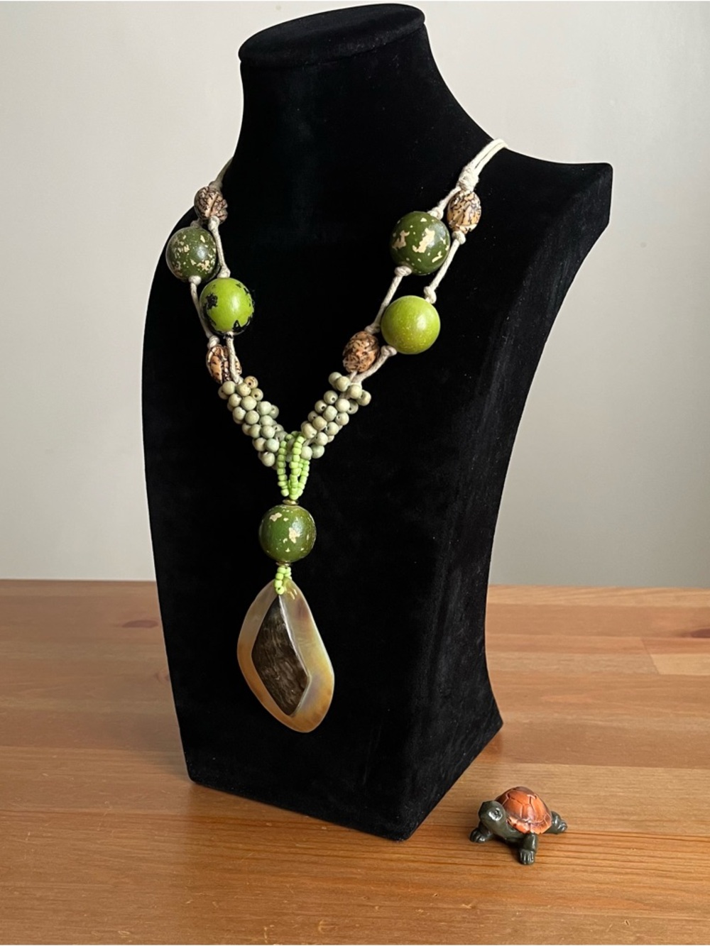 Calamansi Handcrafted artisan necklace beads mother-of-pearl pendant shell - Picture 4 of 10